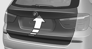 ► Press the button on the exterior of the tailgate.